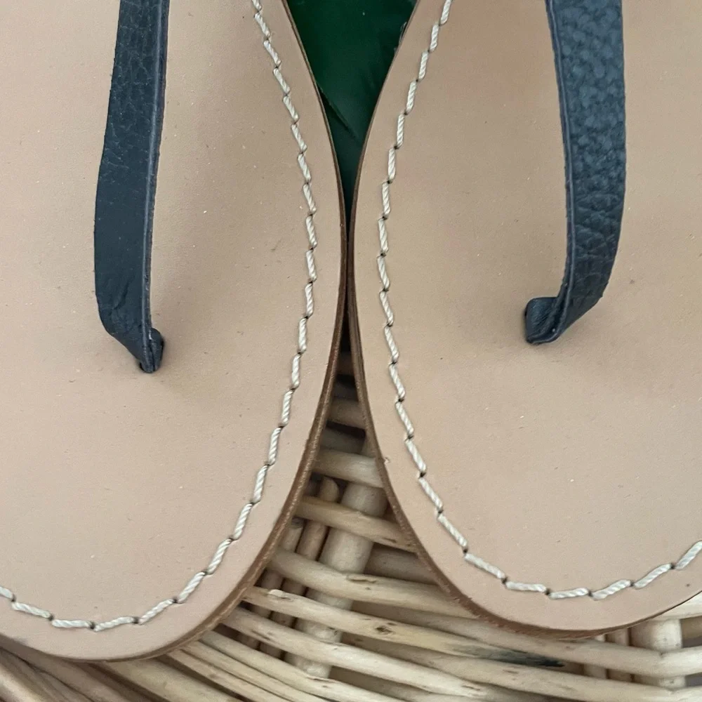 Sophia Milano Made in Italy Black leather uppers thong sandals NWT Size 8